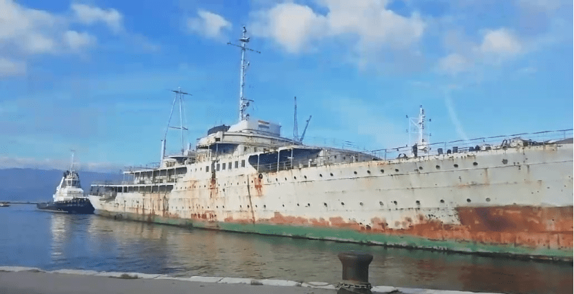 Počelo teglenje broda galeb u Kraljevicu na obnovu.