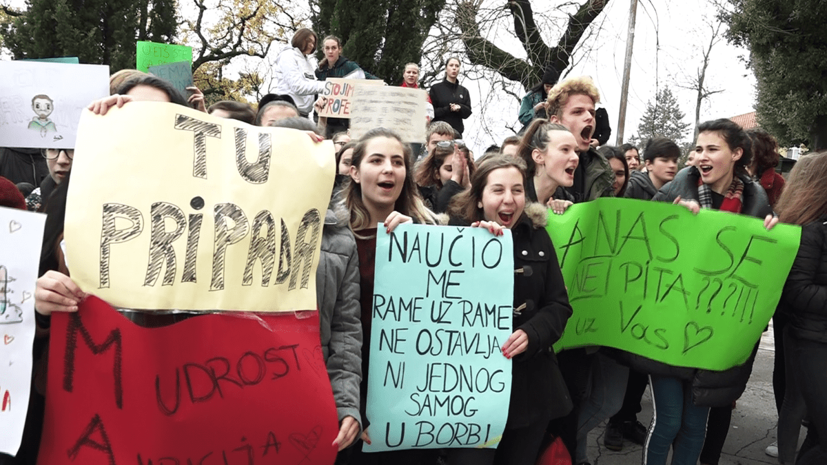 Velikim prosvjedom učenici podržali vjeroučitelja Marina Miletića!