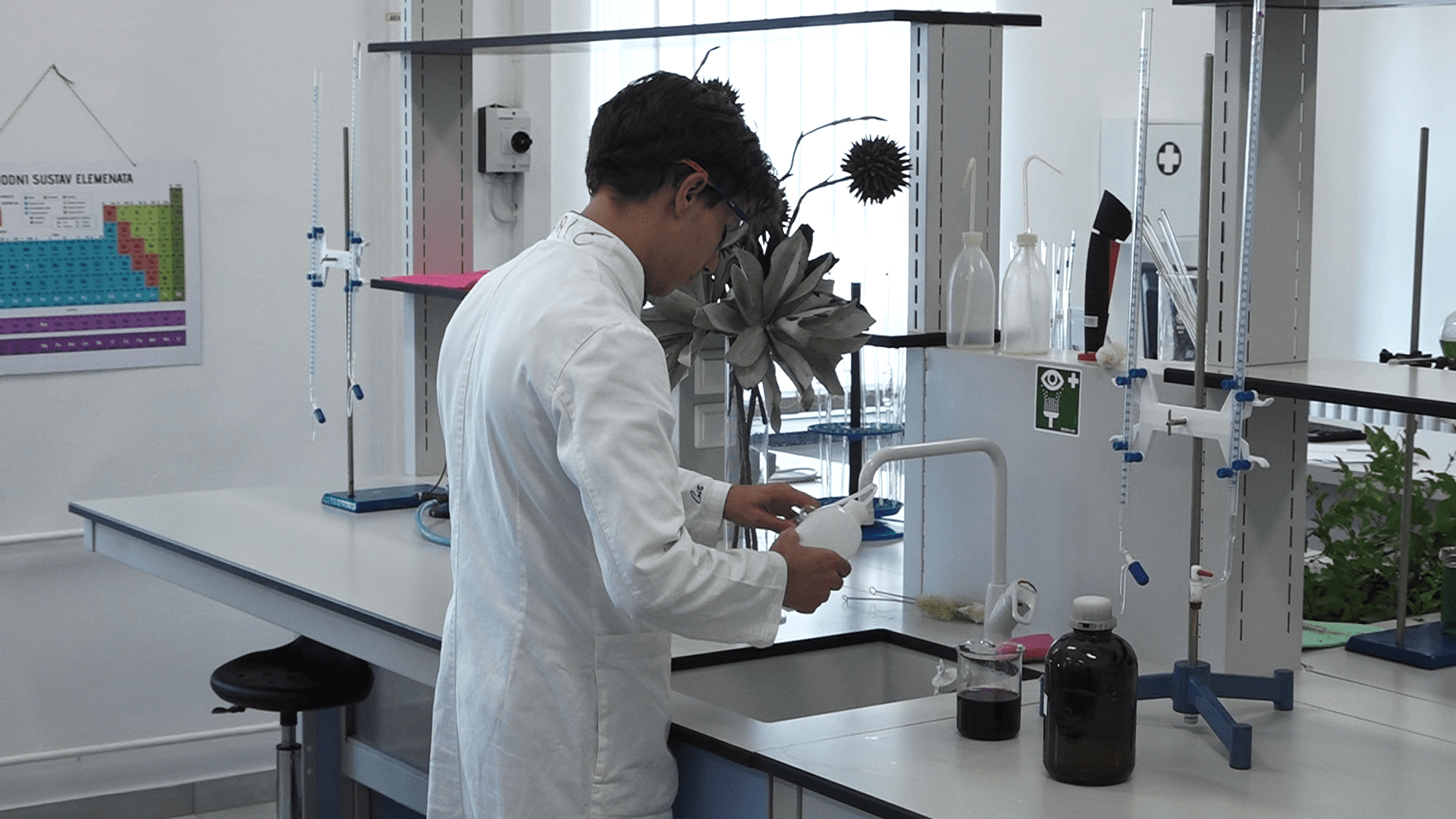 INA opremila kemijski laboratorij u Prirodoslovnoj i grafičkoj školi Rijeka