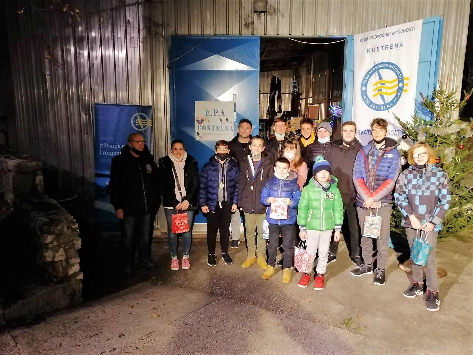 Održano tradicionalno polaganje božićne jelke u kostrensko podmorje