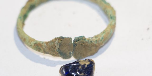 Brončani-prsten-s-gemom-od-plave-staklene-paste