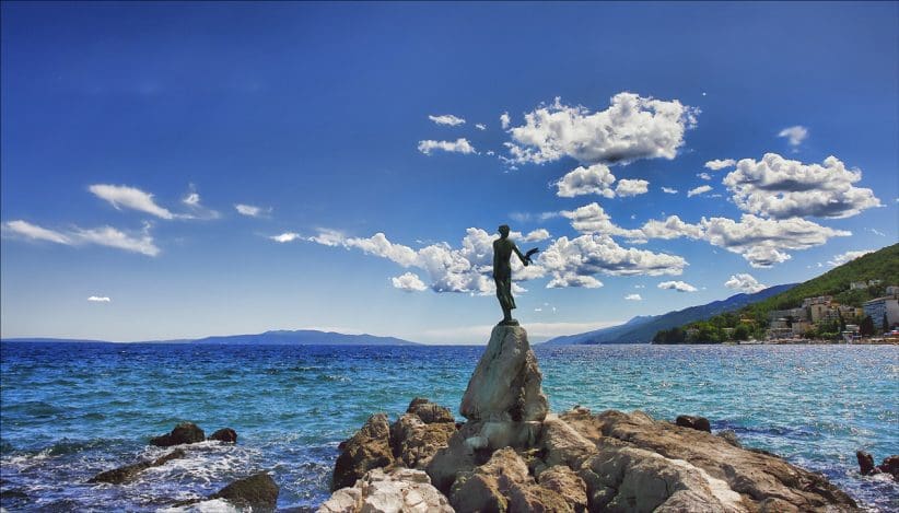 Opatija_Maiden_with_seagull