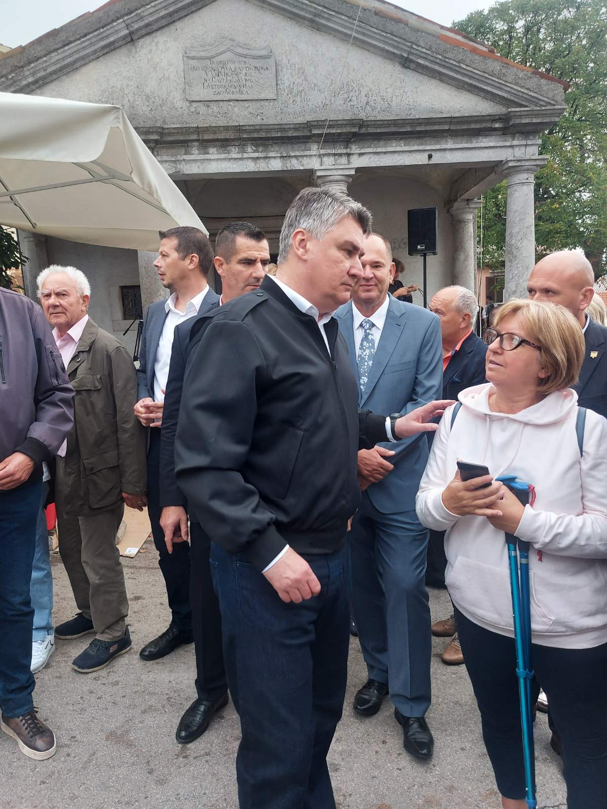 Bela nedeja jača od korona mjera:Posjetitelji zadovoljni belicom, mlado vino kušao i predsjednik Milanović