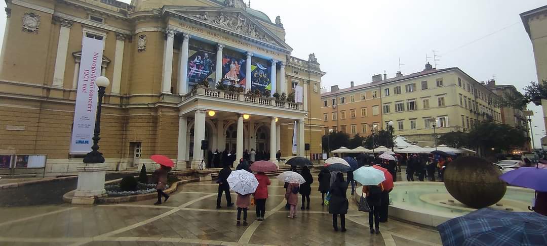 Riječki operni zbor pjevao je danas božićne pjesme ispred kazališta