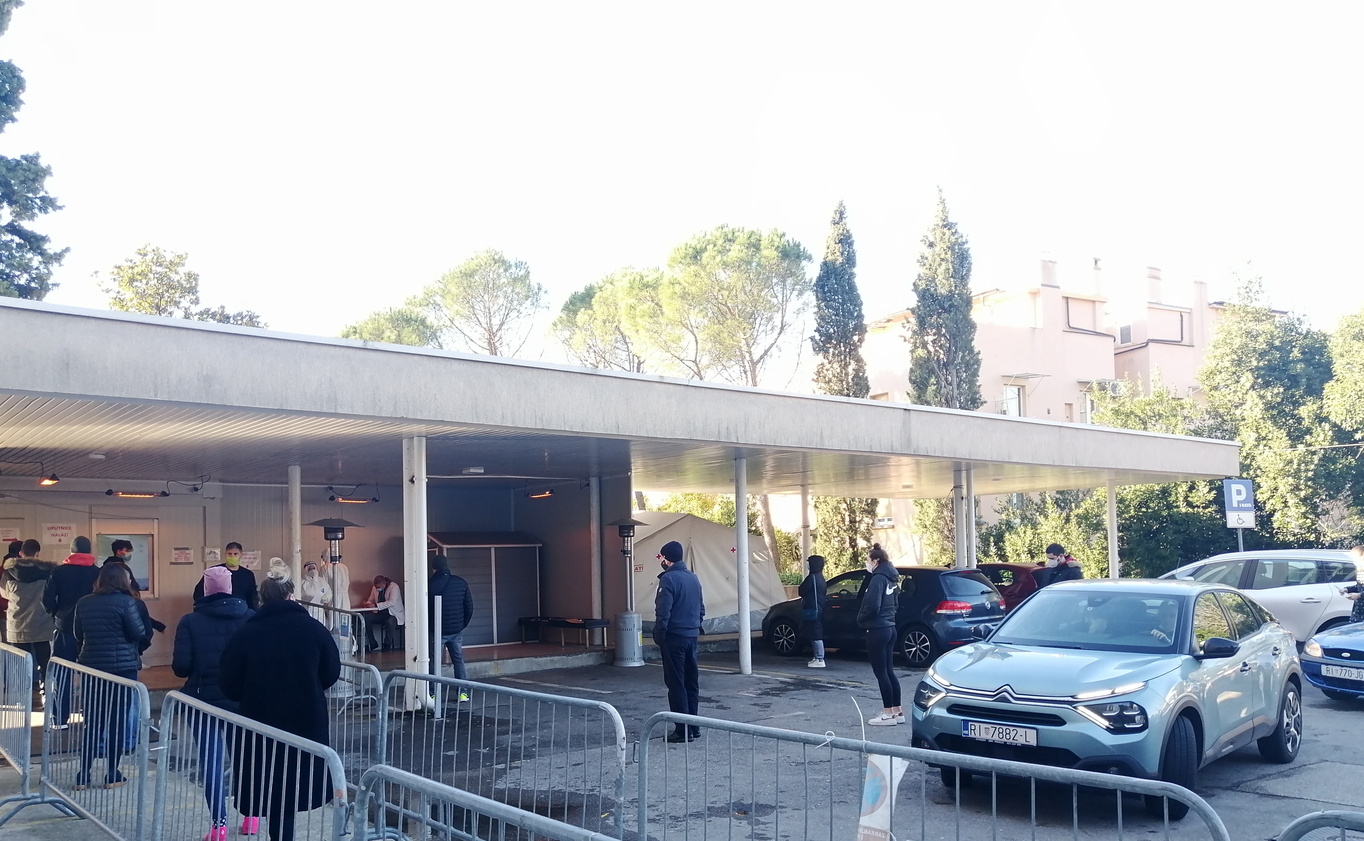 Tri moguća slučaja omikrona u PGŽ