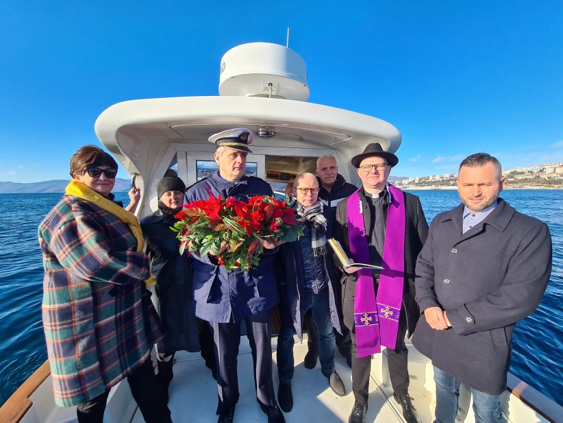 Polaganje vijenaca u more na Sv