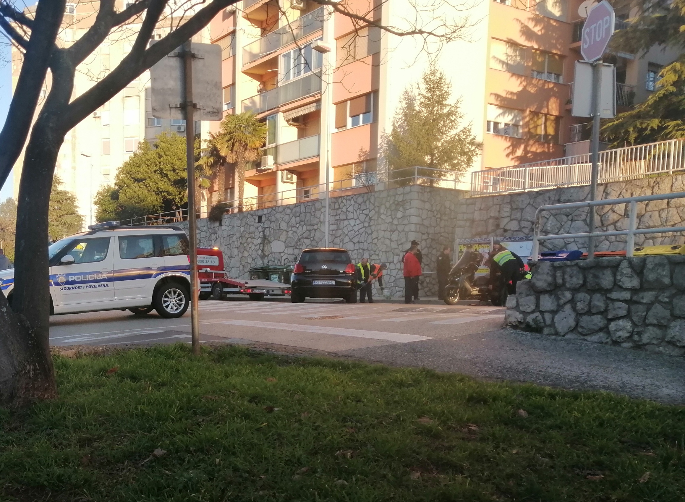 Teško ozlijeđen motociklist: Pretjecao preko pune crte, sudario se u raskrižju s automobilom