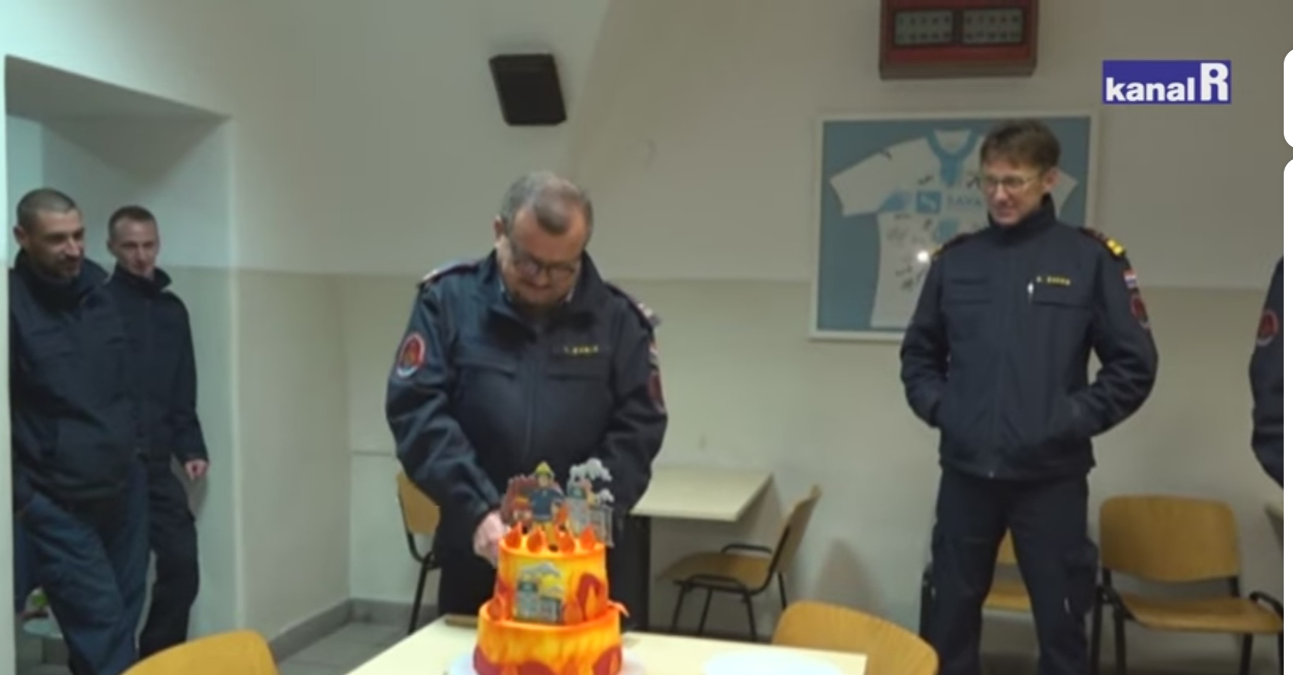 Riječkim vatrogascima Novogodišnja noć bila je radna, ali i slavljenička:Lovro Ćurić odradio je zadnju smjenu prije mirovine