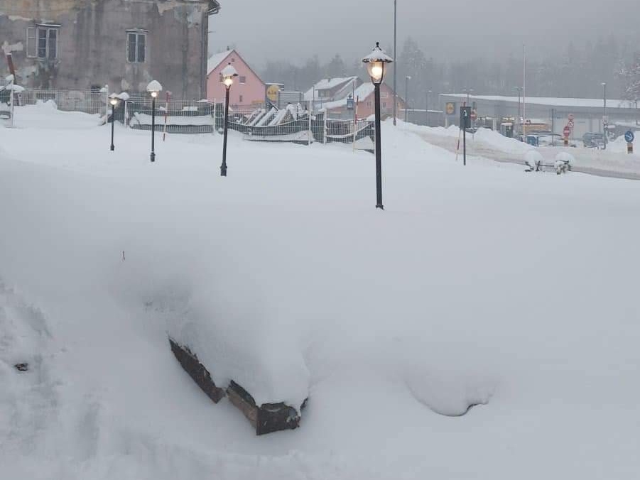 Gorski kotar zatrpan snijegom, najviše ga ima u Delnicama