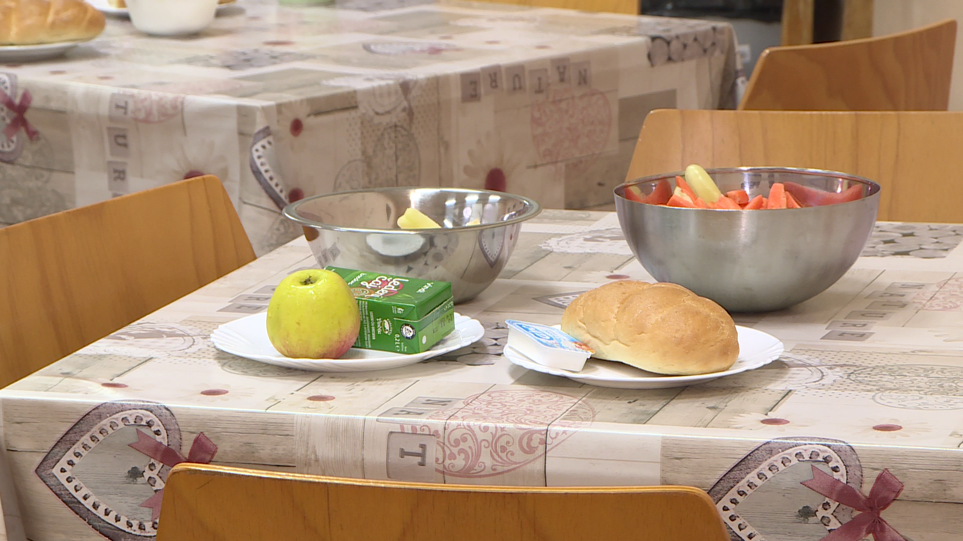 Besplatna marenda za učenike: Pecivo, sirni namaz, ledeni čaj i jabuka u OŠ Nikola Tesla