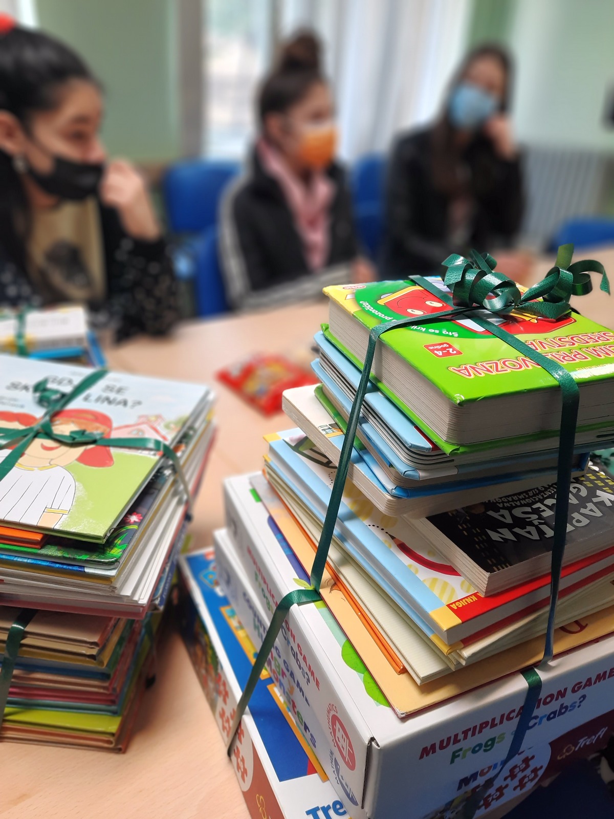 <strong>Učenici OŠ „Gornja Vežica“ donirali slikovnice i knjige za djecu na Kantridi</strong>