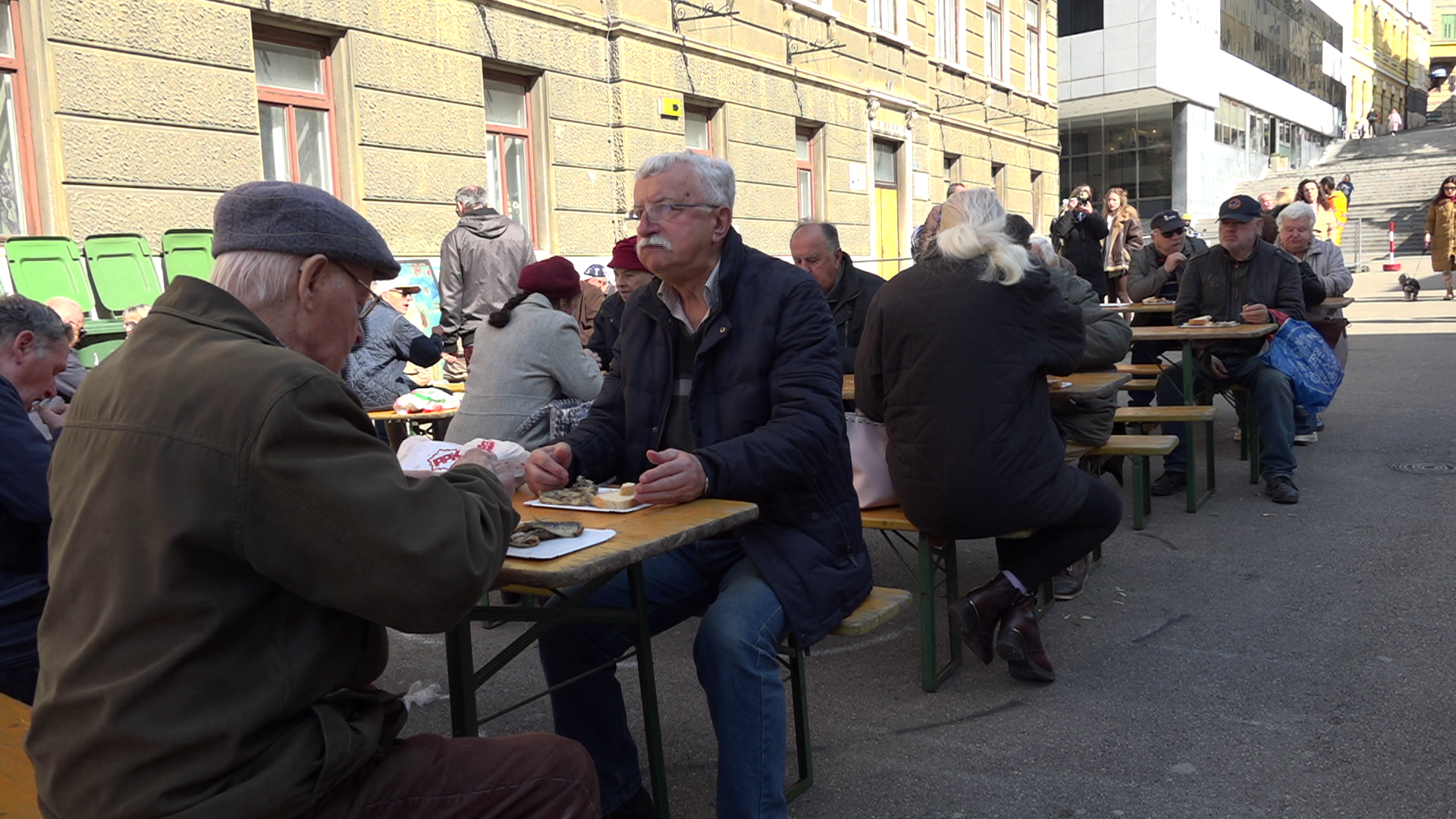Gastrofešta na Korzu: Grad Rijeka počastio građane s friganim srdelama
