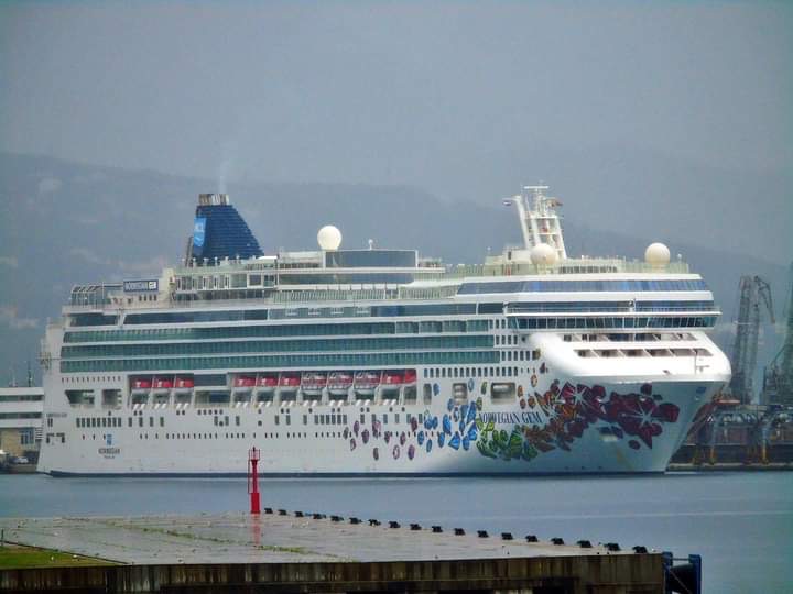 Nedjeljno jutro u znaku brojnih turista: U riječkoj luci drugi ovogodišnji kruzer