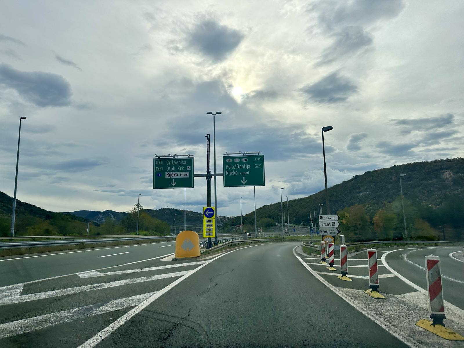 Stanje na cestama: Bura stvara probleme u prometu