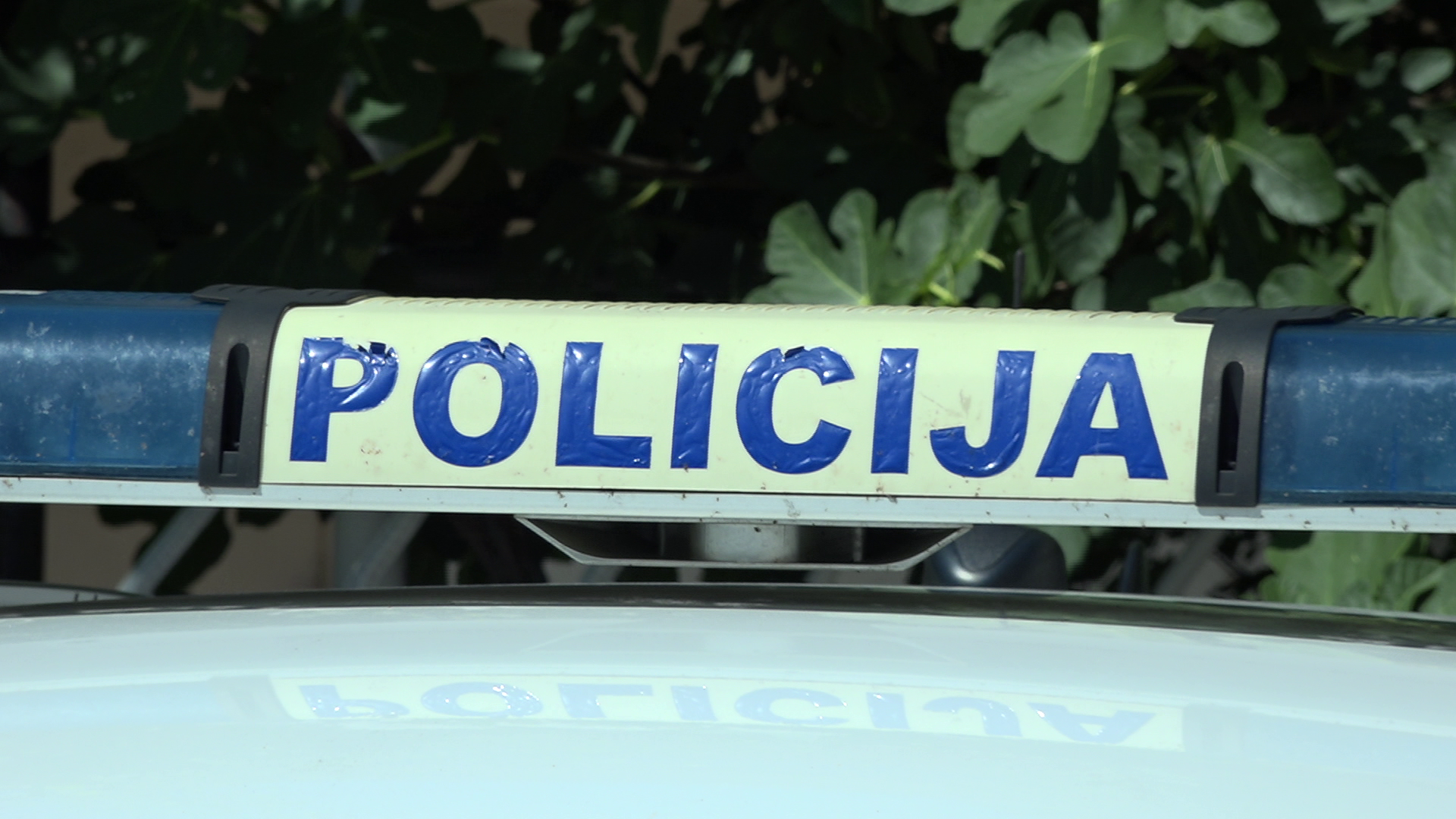 Prijetili i iznuđivali 40-godišnjaka i palili mu kuću i dvorište