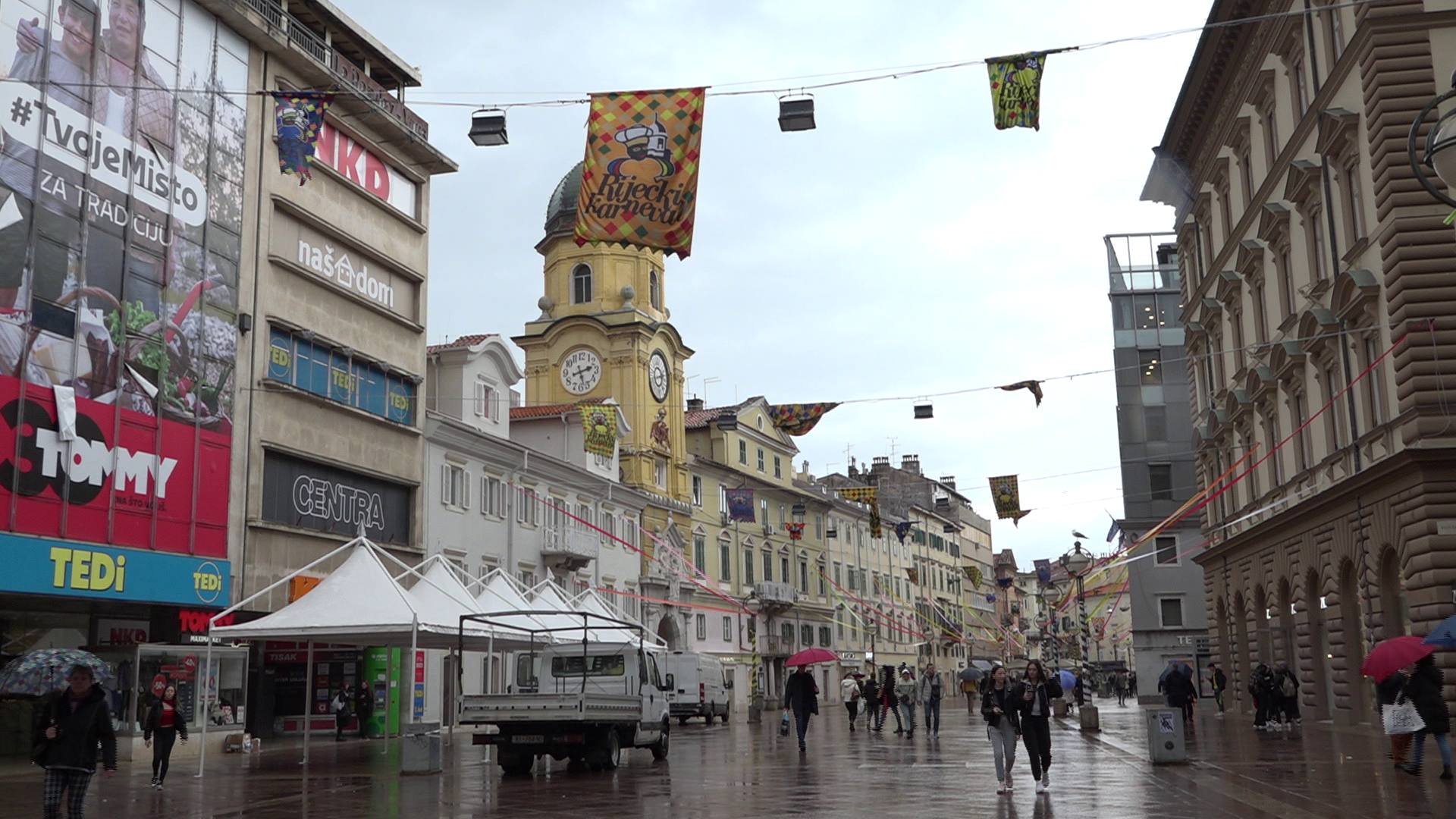 Posljednje pripreme za karnevalsku povorku: Kiša ne može ništa Karnevalu, poručuju Riječani