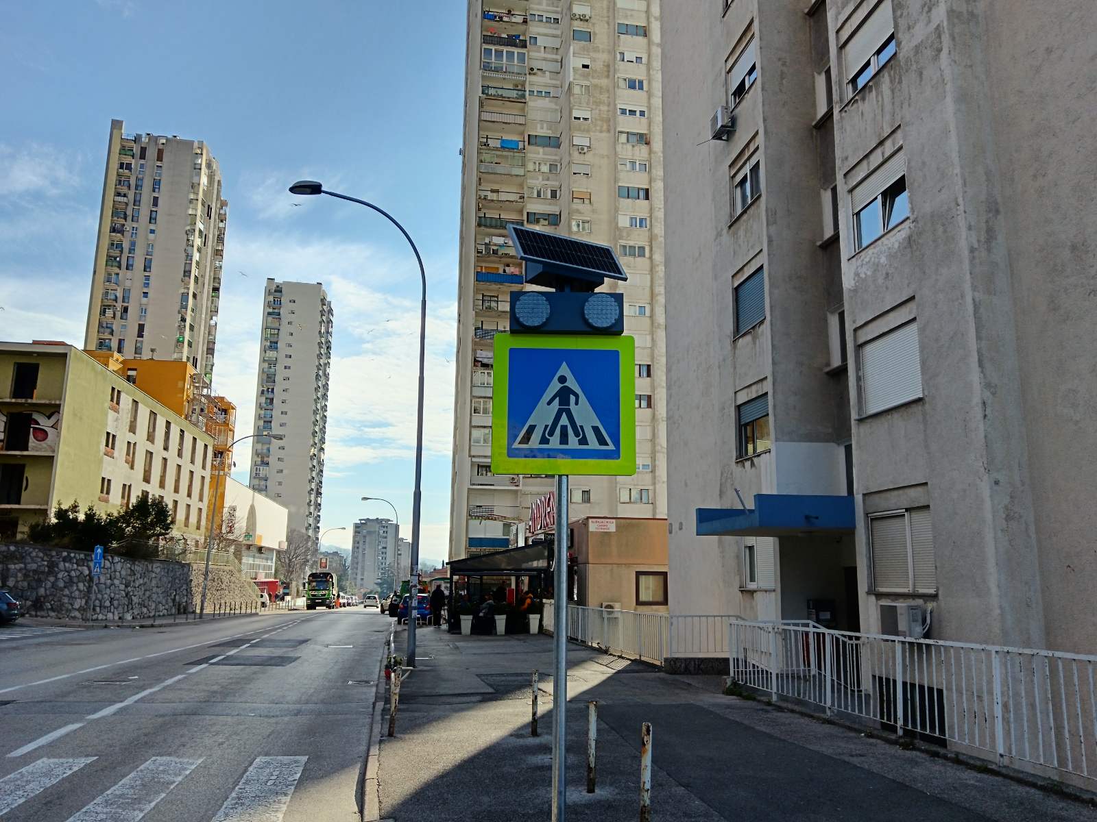 Postavljeni novi fluorescentni znakovi i treptači na Turniću