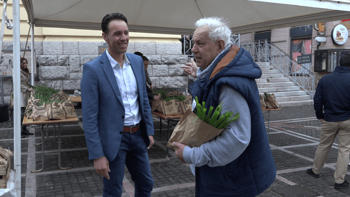 Druženje s građanima na Veliki petak ispred Mrkata u Opatiji