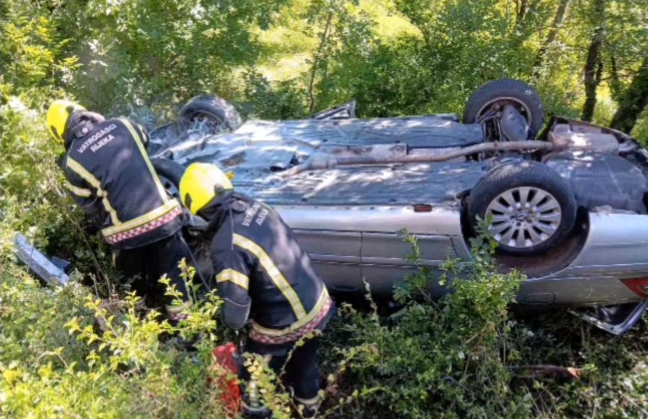 Mercedes se prevrnuo na krov i zapalio, vozač prošao bez ozljeda