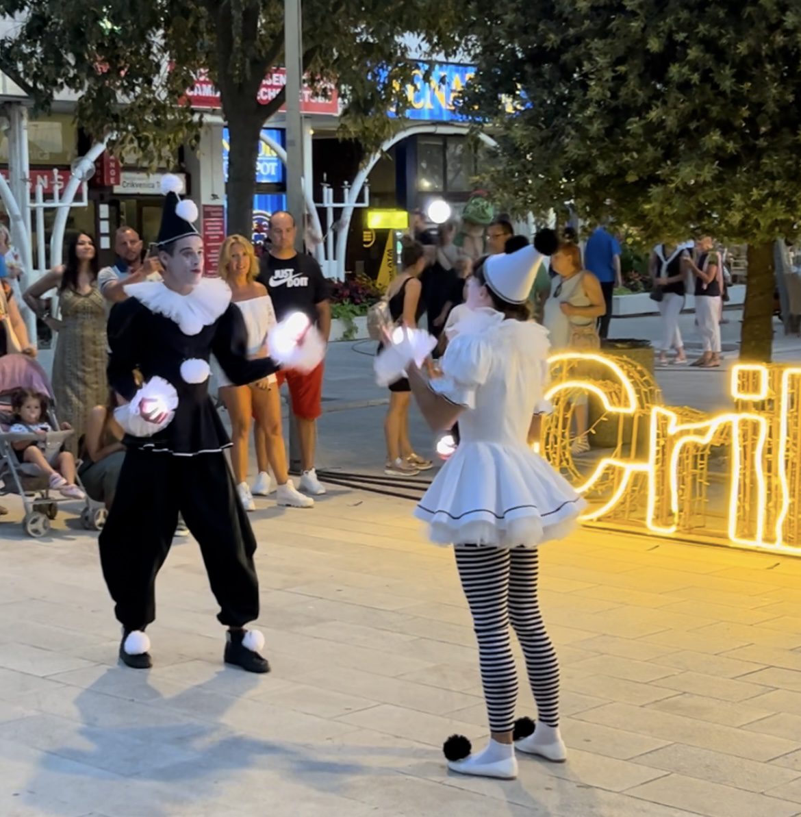 CrikvArt: Ulični zabavljači okupirali i nasmijali Crikvenicu