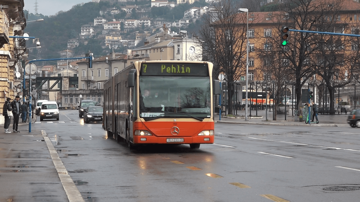 Riječanin udario šakom u glavu kontrolora u autobusu, kažnjen s 400 eura