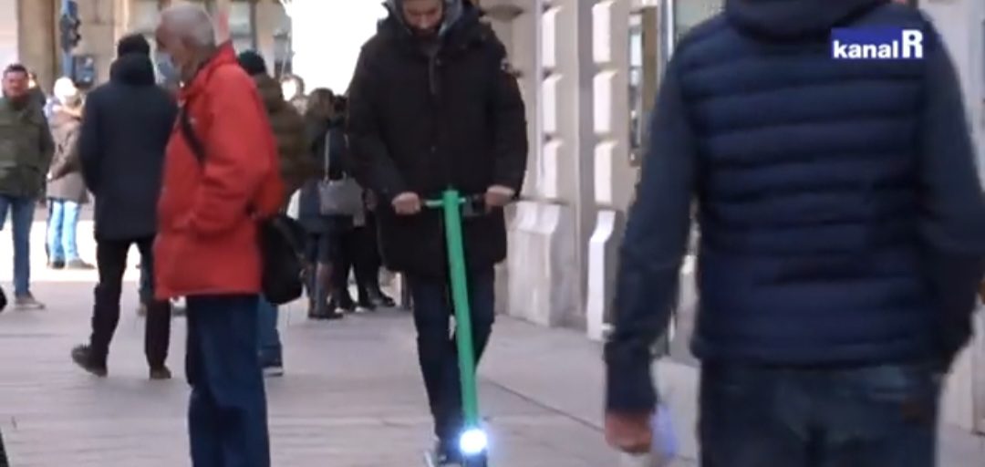 Bez kacige na romobilu, sa slušalicama na ušima, pretjecao policijsko vozilo