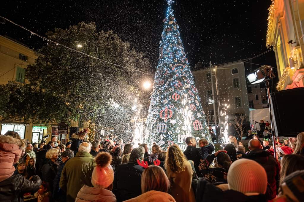 Upaljene lampice na boru na opatijskom Mrkatu: Počeo Advent u Opatiji