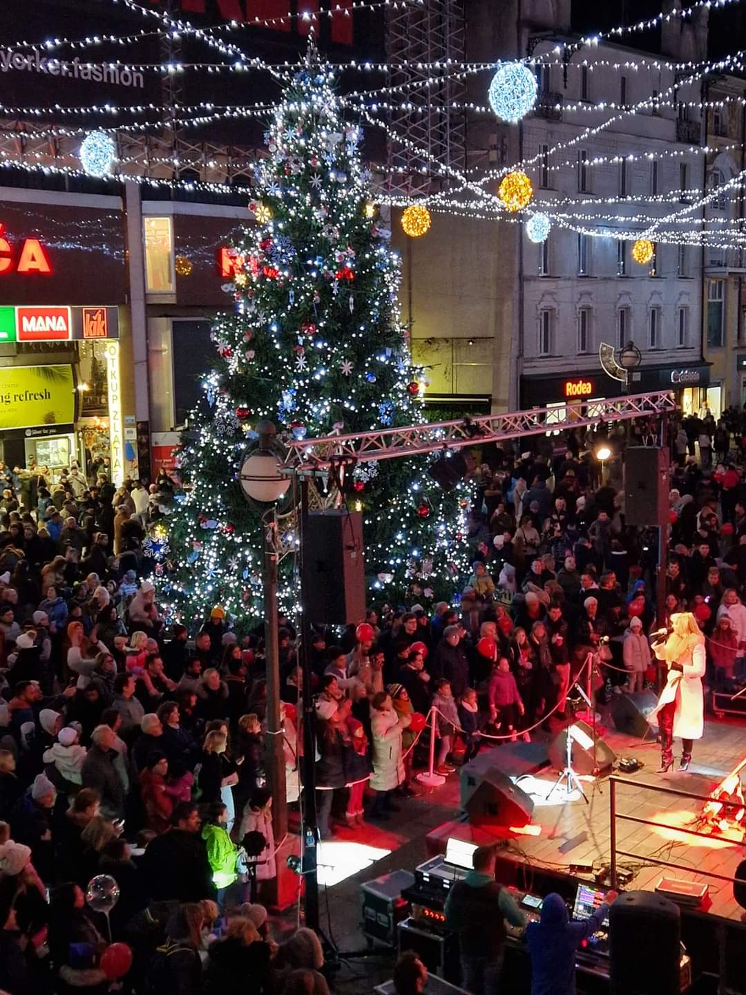 Lampice su upaljene, Rijeka je zasjala blagdanskim sjajem