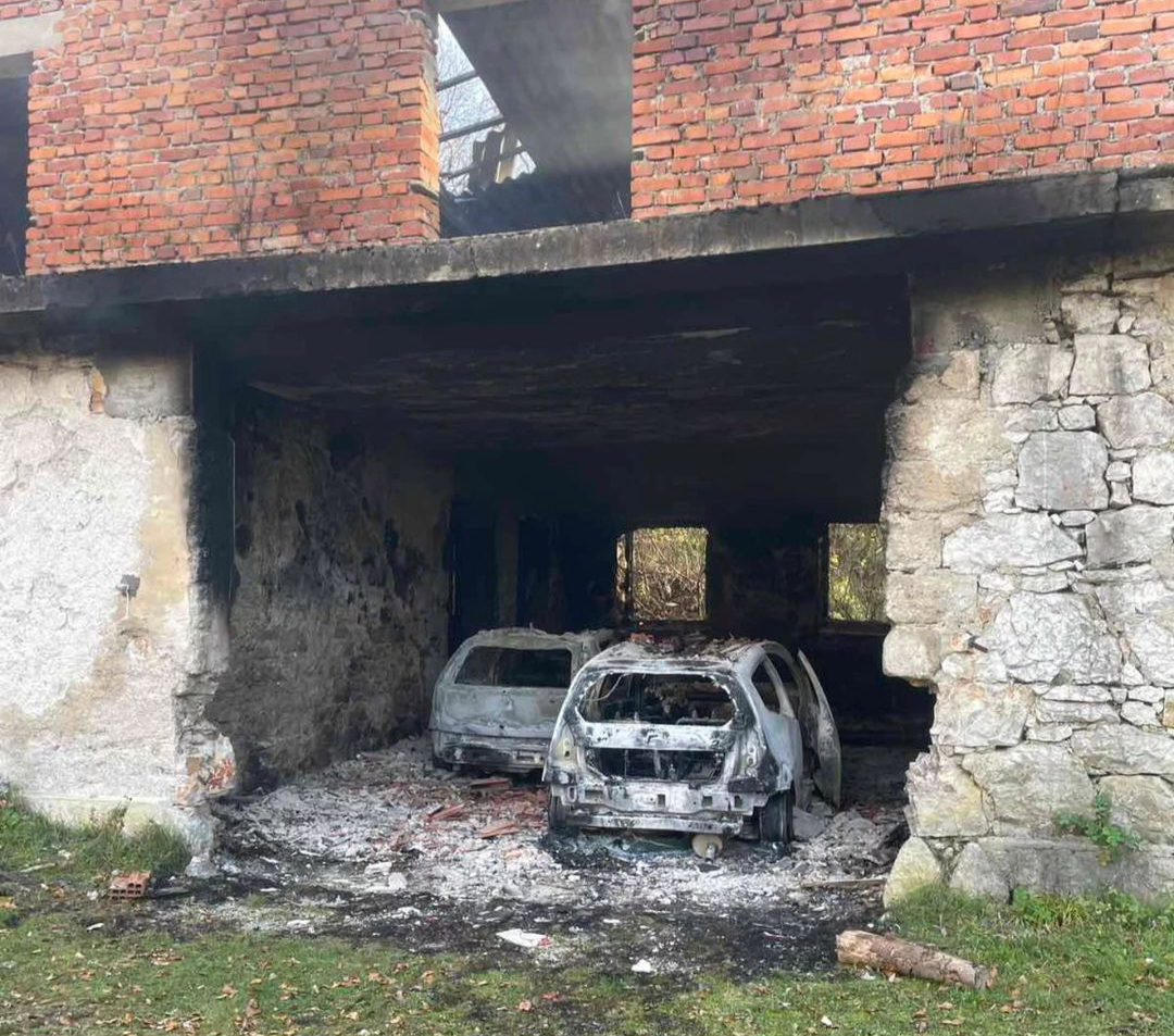Izgorjelo spremište sijena i dva automobila