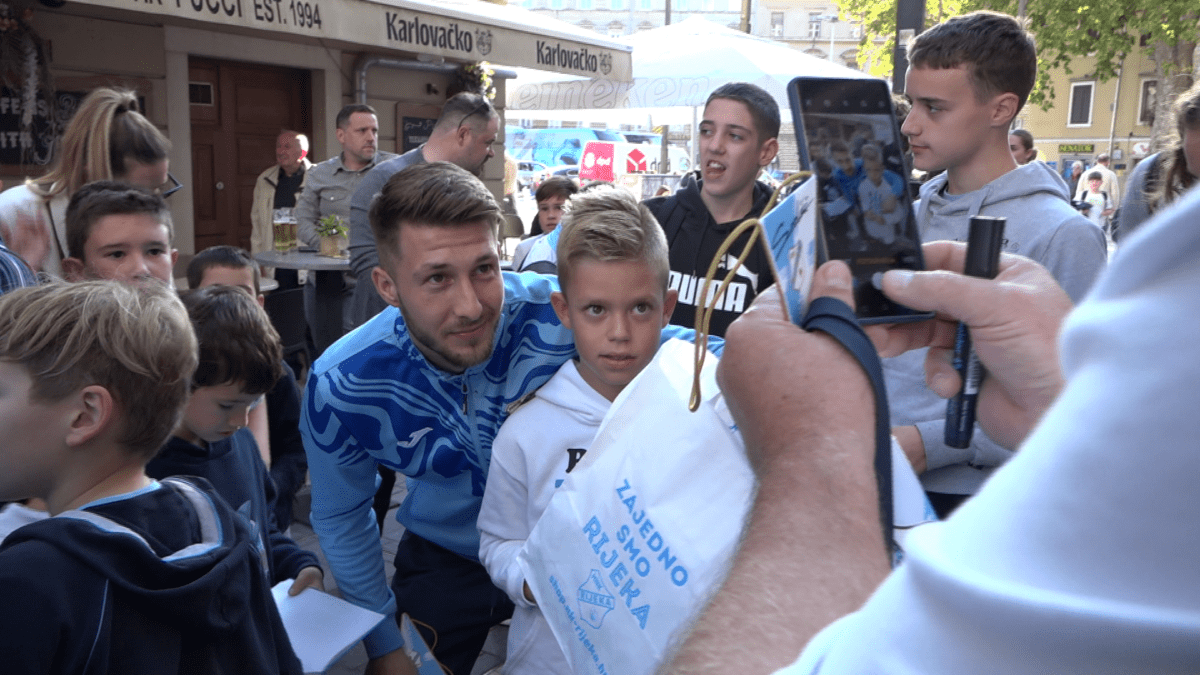 Igrači Rijeke danas su se u centru grada družili s navijačima