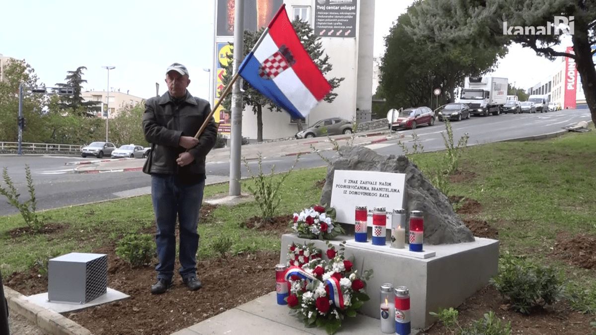 Spomen obilježje u čast četvorice poginulih branitelja s Podmurvica