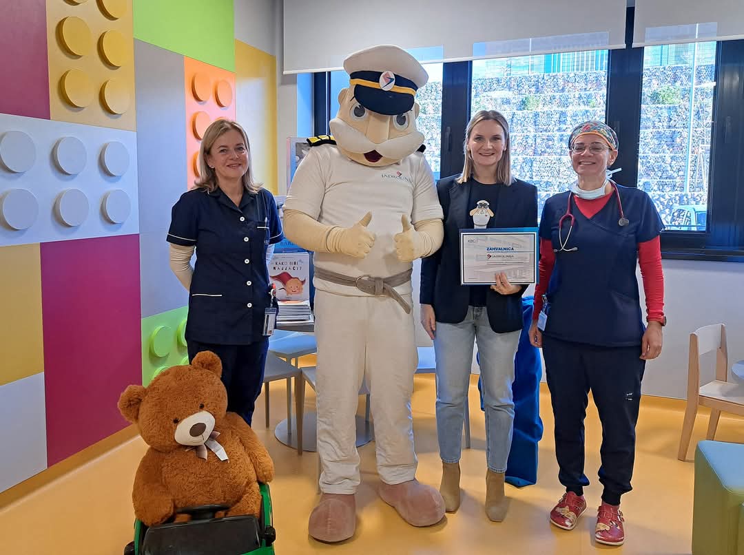 Jadrolinijin barba obradovao mališane u bolnici