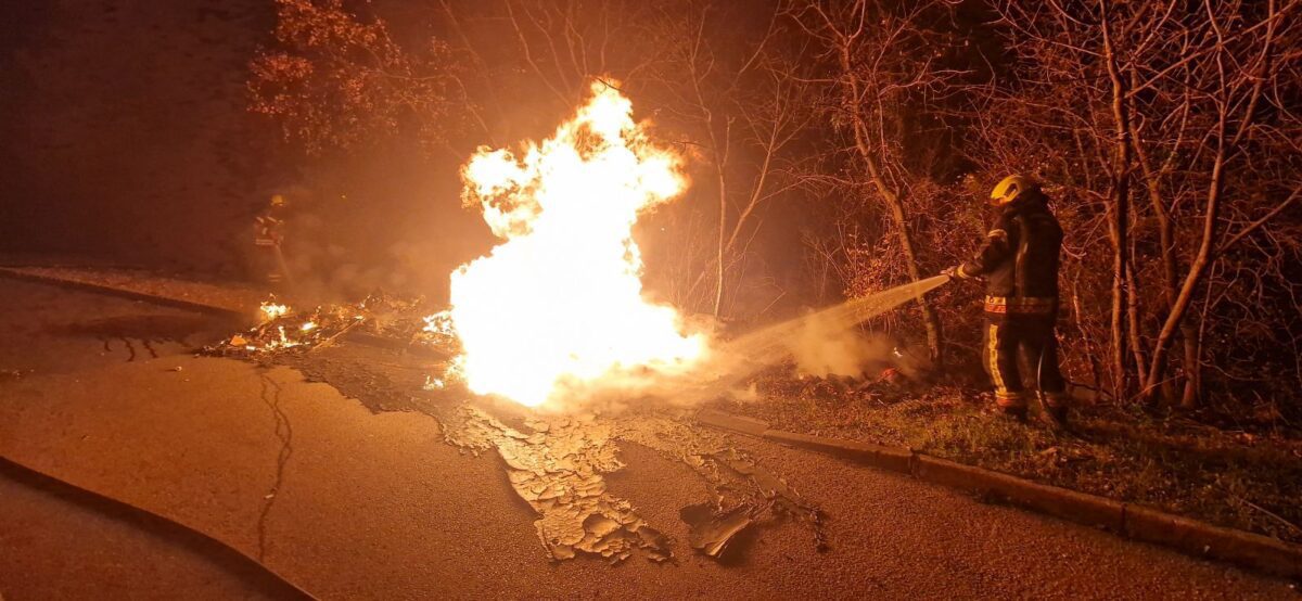 Na području Kozale gorjeli kontejneri, oštećen i automobil