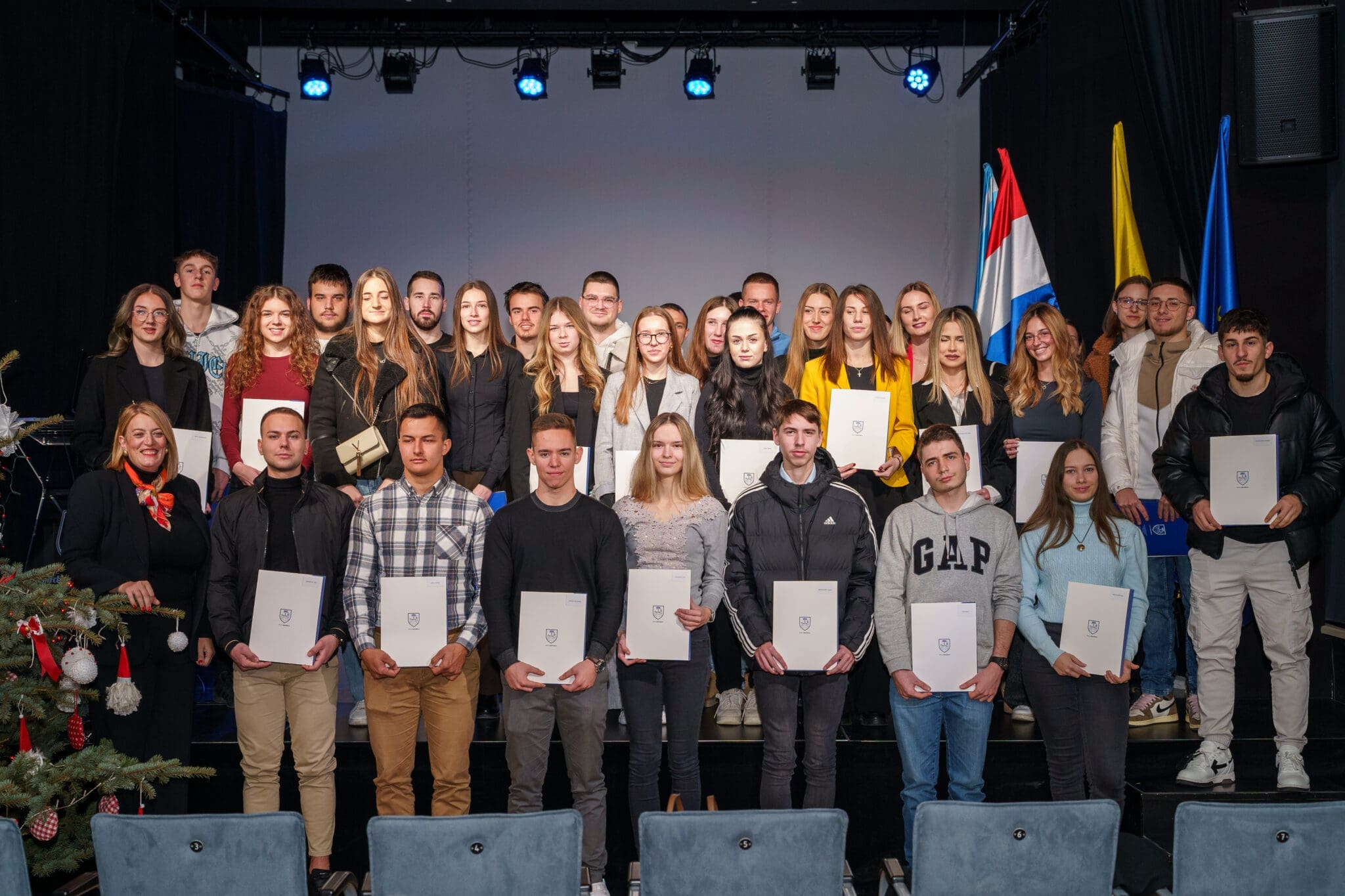 Crikveničkim učenicima i studentima uručene stipendije