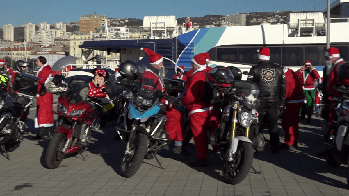 Riječki bikeri Moto Mrazovi razveselili djecu slatkim paketima