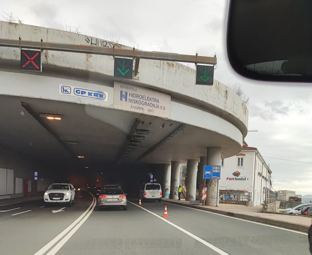 Dizalica s kamiona oštetila tunel Pećine, sankcioniran 54.godišnji vozač