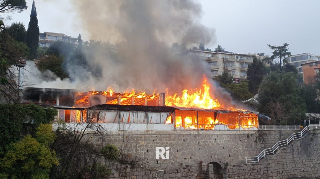 Policija o požaru u Voloskom: Očevid je u tijeku