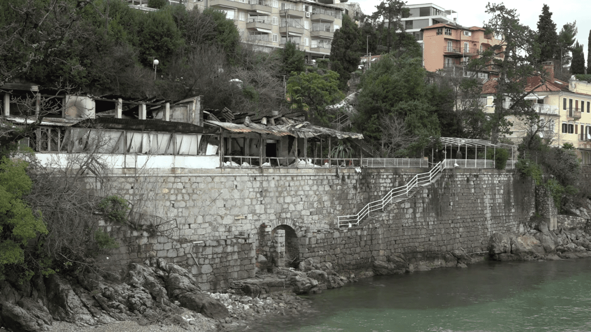 Požar progutao bivši restoran Amfora u Voloskom, uzrok još nije poznat