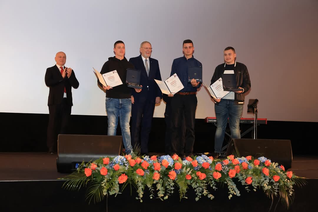 Tri hrabra srednjoškolca i Zavod za hitnu medicinu PGŽ dobitnici priznanja Civilne zaštite