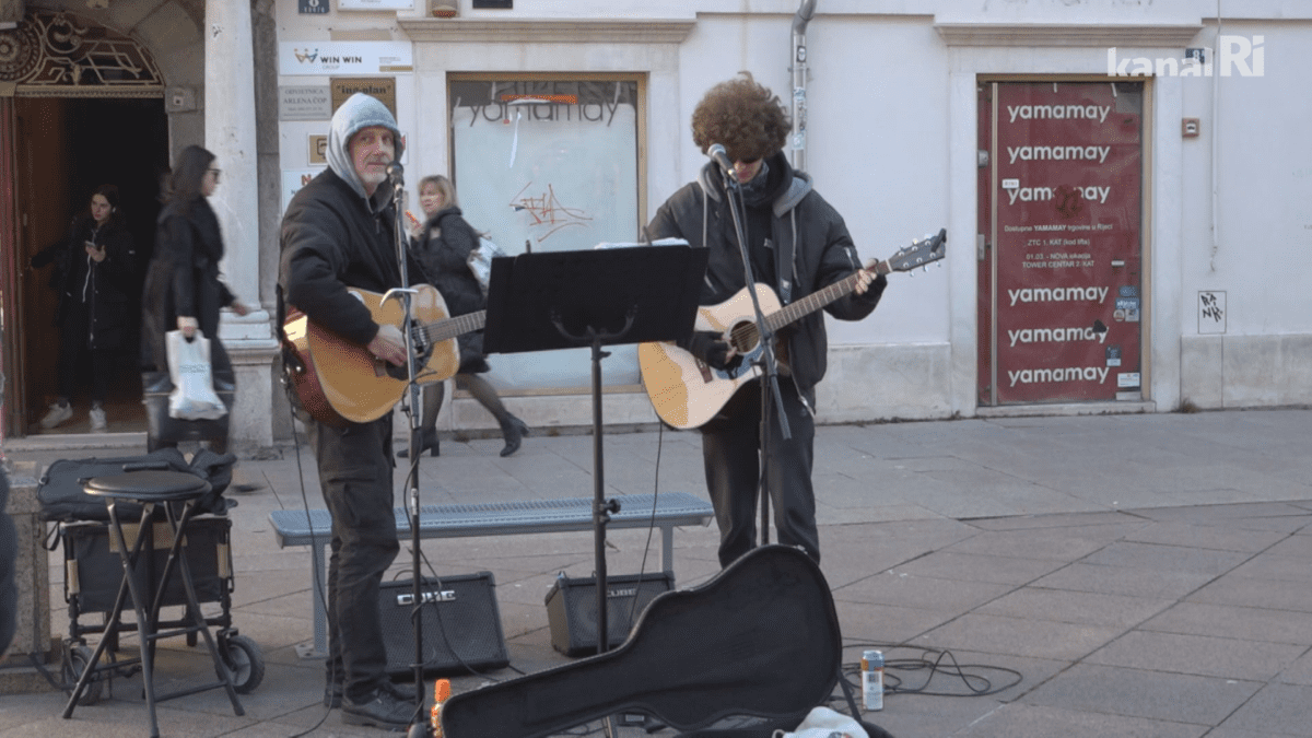 Pokle i Kamil su glazbenici koji zarađuju svirajući na ulicama