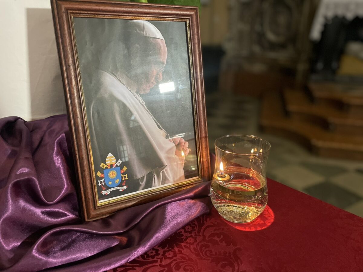 Knjiga žalosti povodom smrti pape Franje u katedrali sv. Vida