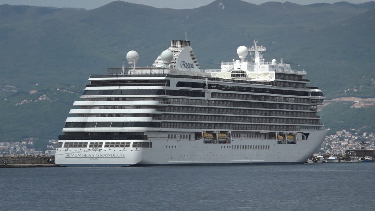 Luksuzni kruzer Seven Seas Grandeur uplovio u riječku luku