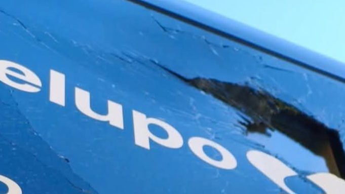 Navijači u Opatiji razbili staklo na autobusu, palili baklje, ozlijedili policajca