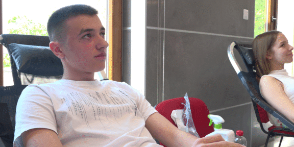 Maturanti darivali krv: Plemenit čin koji spašava živote  i čini razliku