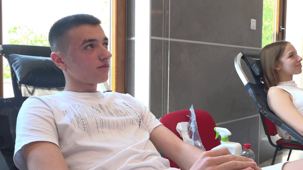 Maturanti darivali krv: Plemenit čin koji spašava živote  i čini razliku