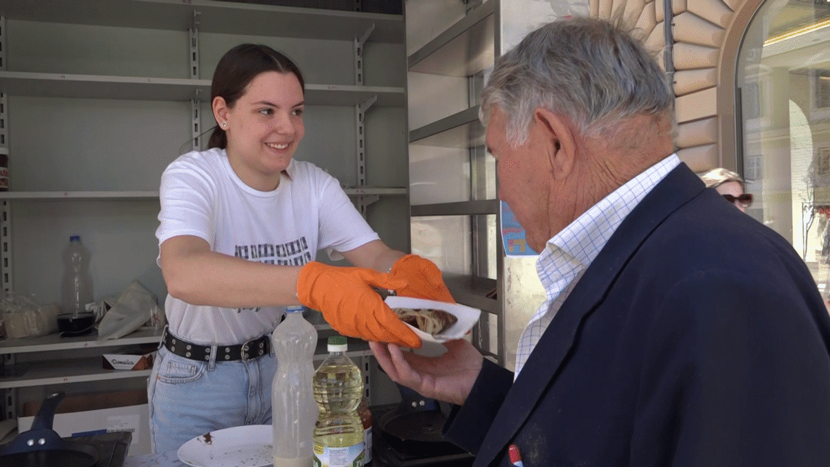 Slatko iznenađenje na Korzu: Maturanti građanima pekli i dijelili palačinke