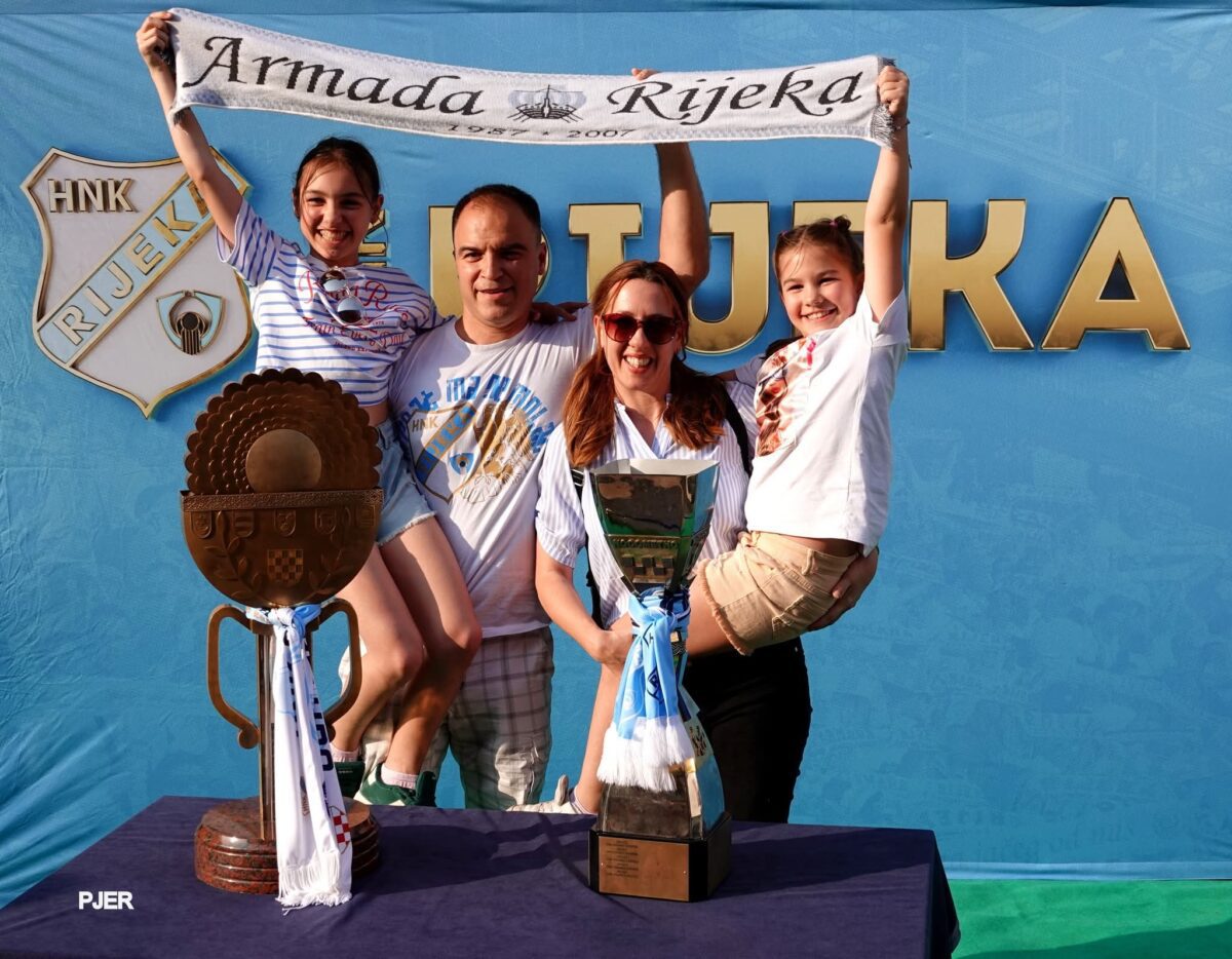 Riječani pohrlili na fotografiranje s peharima HNK Rijeka
