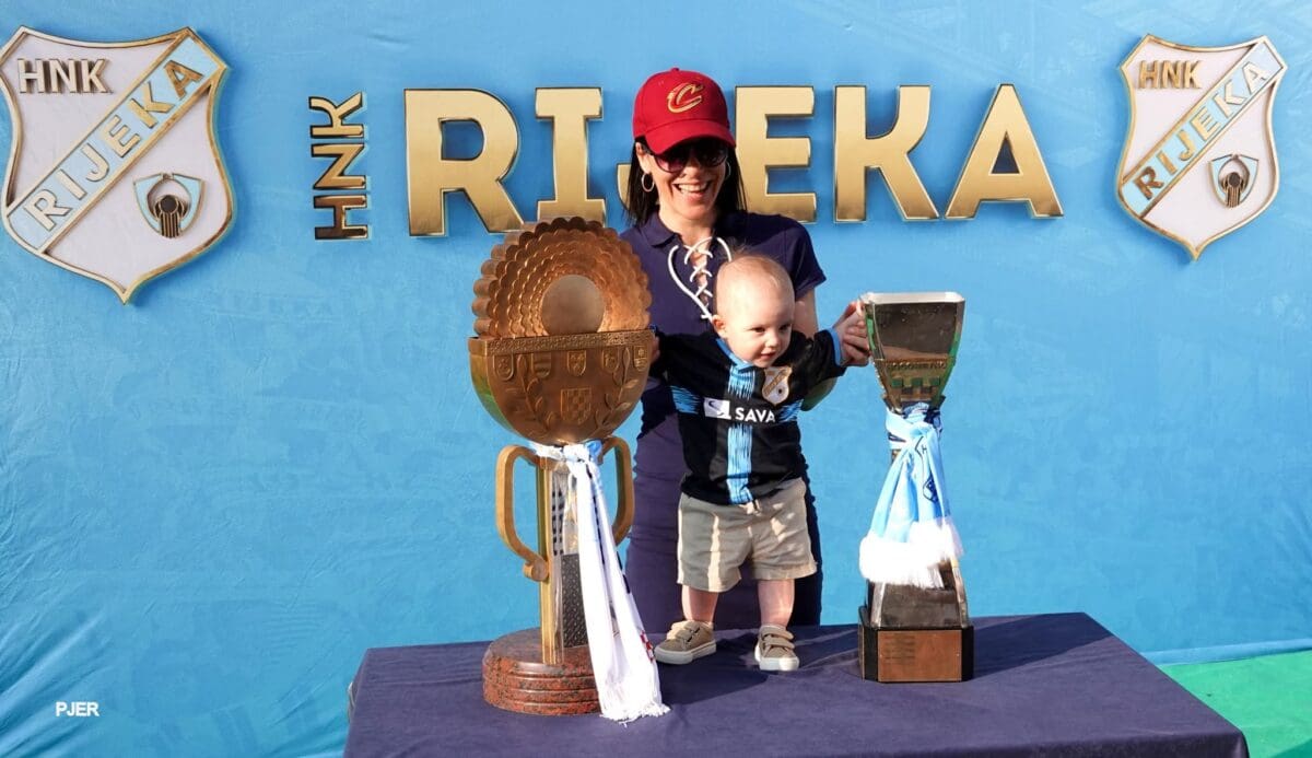 Fotografiranje s trofejima HNK Rijeka u Kući halubajskega zvončara
