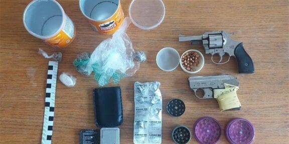 Crikvenička policija privela 36-godišnjaka: Posjedovao drogu, opremu za uzgoj i startne pištolje