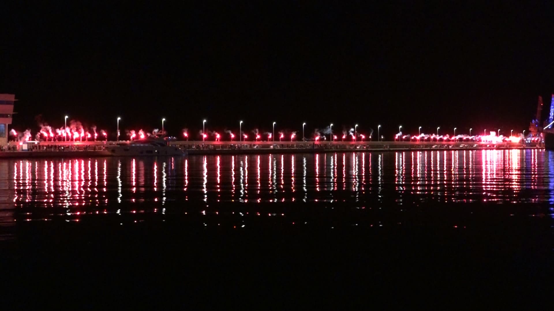 Bakljada Armade na Molo longu za poginule branitelje